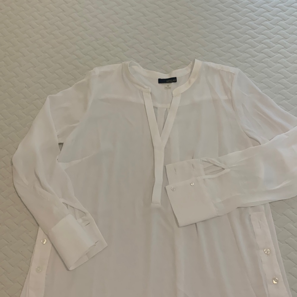 Renuar white tunic top with buttons at side slits. Brand new. Size M